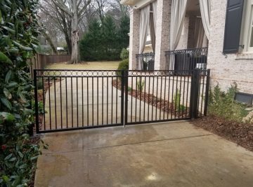 AUTOMATIC DRIVEWAY GATE FOR A HOUSE